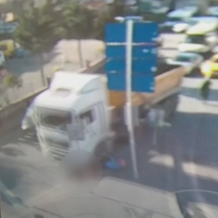Güngören’de hafriyat kamyonu anne ve 2 çocuğuna çarptı
