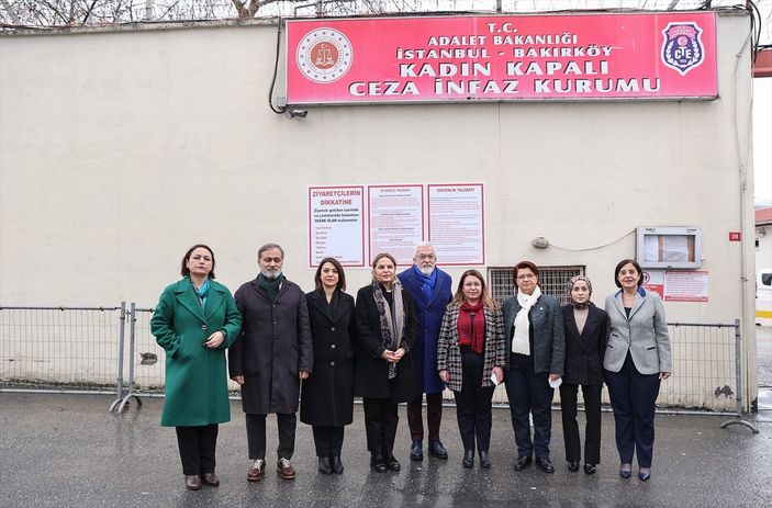 CHP’li kadın milletvekilleri, Sedef Kabaş’ı cezaevinde ziyaret etti