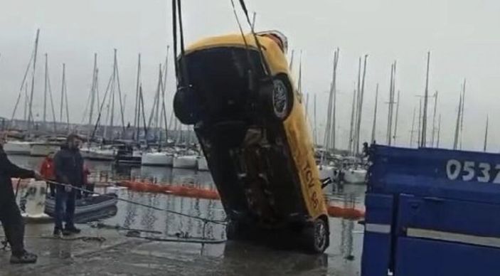 Model Ece Su Uçkan, Kadıköy’de taksi ile denize uçtu