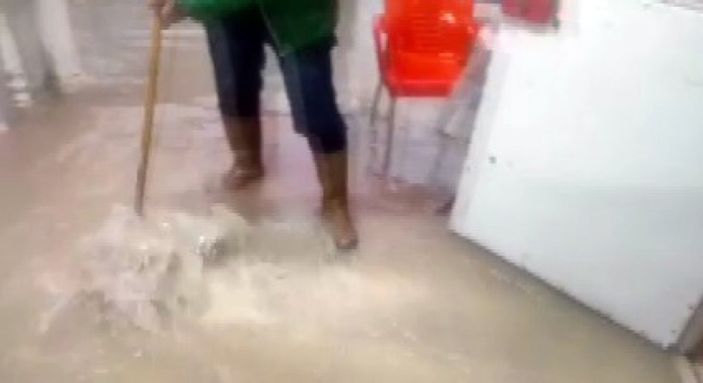 İzmir'de yağış sonrası iş yerlerini su bastı