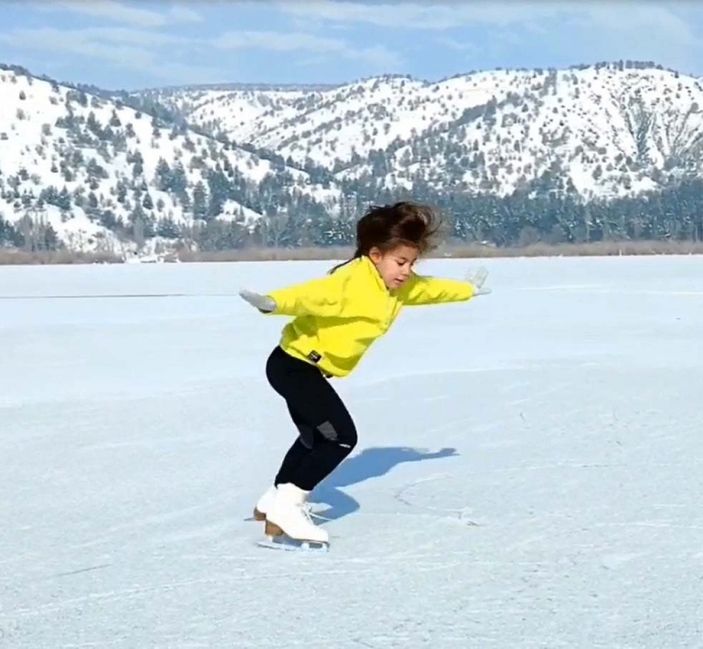 Ankara'da 6 yaşındaki çocuk Eymir Gölü'nde paten yaptı