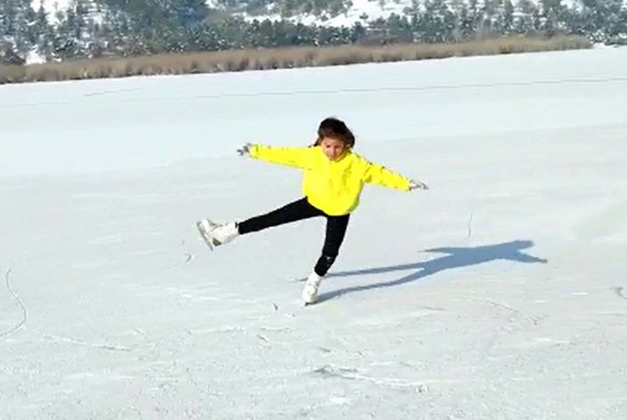 Ankara'da 6 yaşındaki çocuk Eymir Gölü'nde paten yaptı