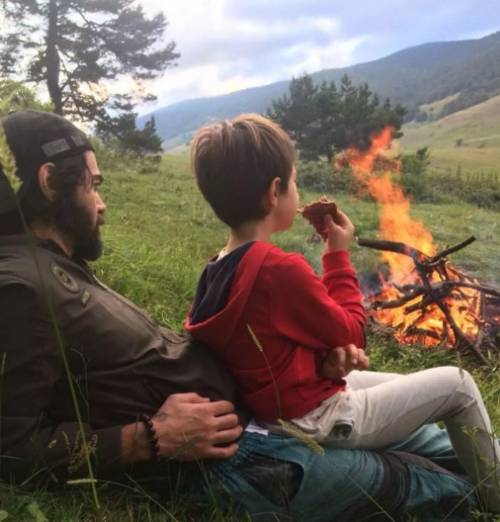 Arka Sokaklar'ın en güzel aşkıydı! Murat'la Zeynep'in yakışıklı oğlu şimdilerde delikanlı oldu...