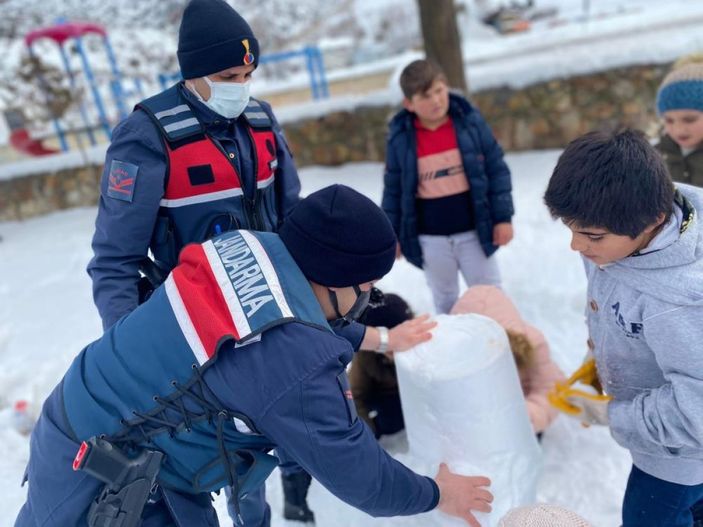Yozgat'ta jandarma, çocuklarla kardan asker yaptı