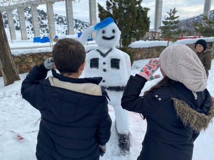Yozgat'ta jandarma, çocuklarla kardan asker yaptı