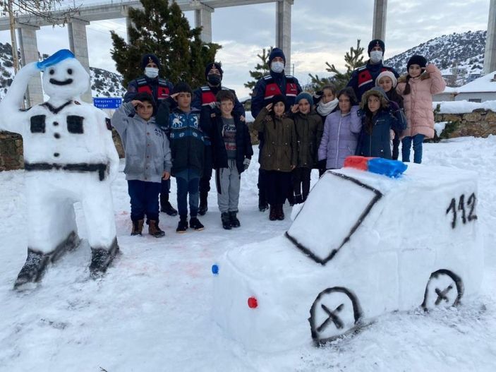Yozgat'ta jandarma, çocuklarla kardan asker yaptı