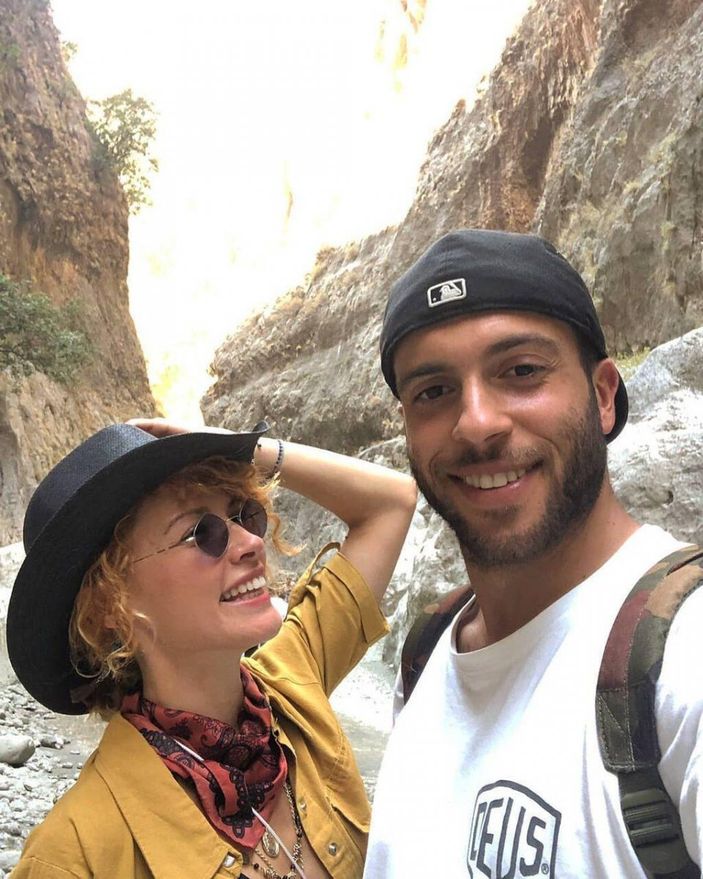 Alengirli bir hikaye! Güldür Güldür'ün Çiçek'i Açelya Topaloğlu'nun sevgilisi de baya ünlü...