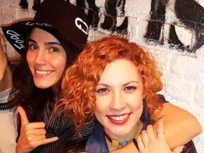 Alengirli bir hikaye! Güldür Güldür'ün Çiçek'i Açelya Topaloğlu'nun sevgilisi de baya ünlü...