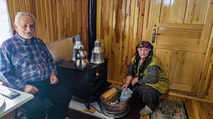 Artvin'deki köylüler, kışın da geleneksel yaşamı sürdürüyor