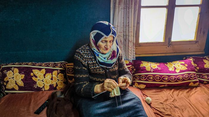 Artvin'deki köylüler, kışın da geleneksel yaşamı sürdürüyor