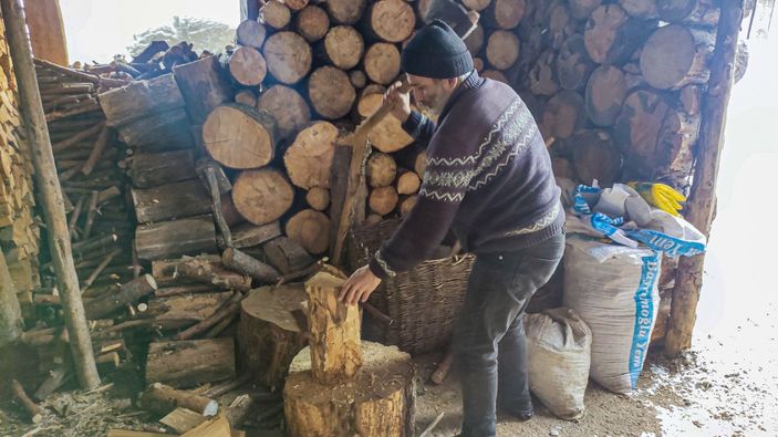 Artvin'deki köylüler, kışın da geleneksel yaşamı sürdürüyor