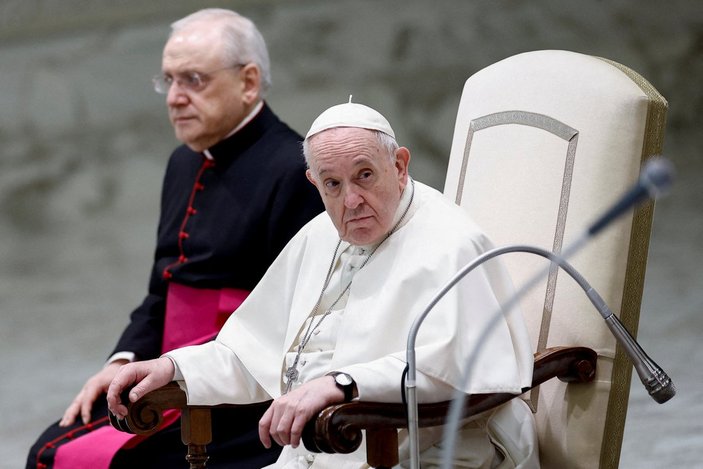 Papa'nın katıldığı ayinde gerilim yaşandı