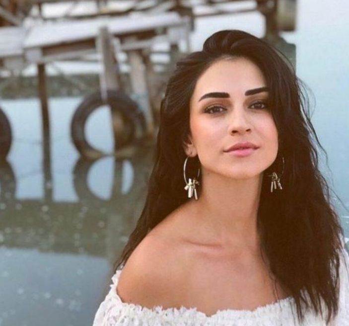 Burak Özçivit'in kardeşi yengesi Fahriye'yi geride bırakır mı bırakır! Güzelliği nefes kesti