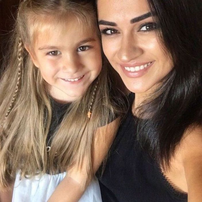 Burak Özçivit'in kardeşi yengesi Fahriye'yi geride bırakır mı bırakır! Güzelliği nefes kesti