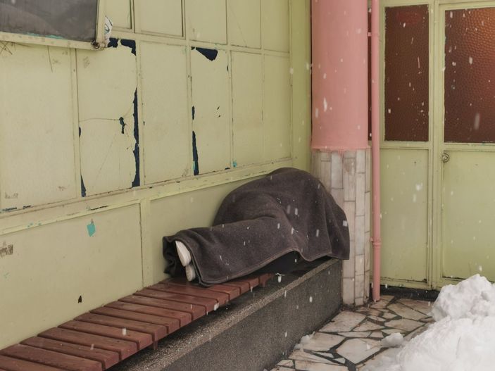 i Isparta'da polis, evsiz adama duyarsız kalmadı