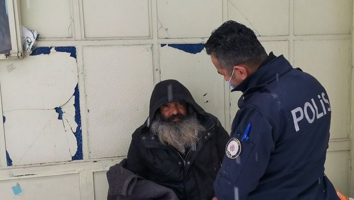 i Isparta'da polis, evsiz adama duyarsız kalmadı