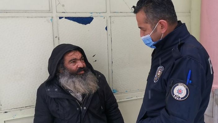 i Isparta'da polis, evsiz adama duyarsız kalmadı