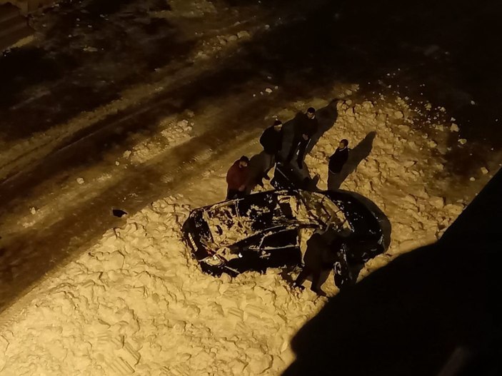Bingöl'de kar kütlesi düştüğü aracı perte çıkardı