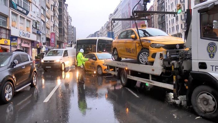 d Şişli'de trafik kazası: Taksiler birbirine girdi