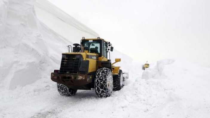 Muş'taki 10 metrelik karla zorlu mücadele