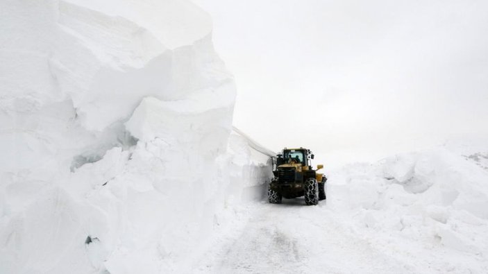 Muş'taki 10 metrelik karla zorlu mücadele