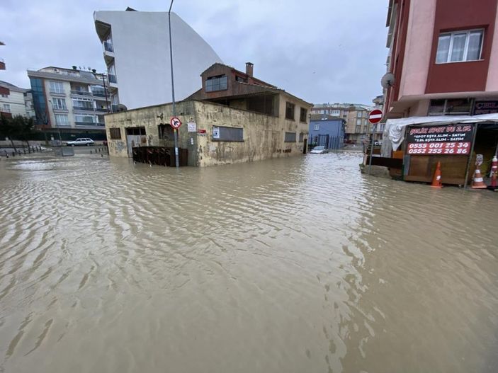 i Büyükçekmece’de rögarlar taştı, yollar göle döndü
