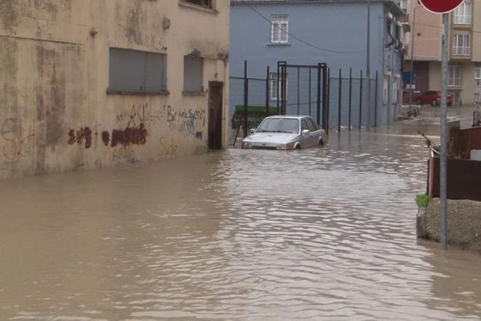 i Büyükçekmece’de rögarlar taştı, yollar göle döndü