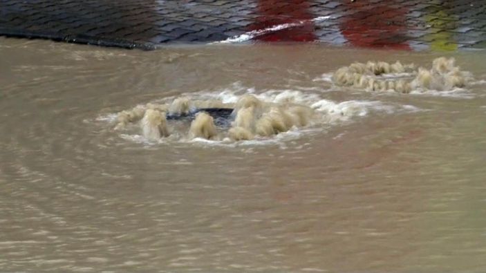 i Büyükçekmece’de rögarlar taştı, yollar göle döndü