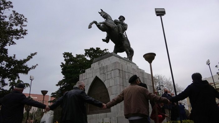 Samsun'daki Atatürk Anıtı'na gidenler, heykel etrafında döndü