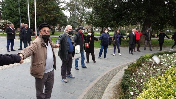 Samsun'daki Atatürk Anıtı'na gidenler, heykel etrafında döndü