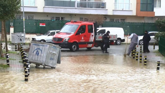 d Büyükçekmece’de rögarlar taştı, yollar göle döndü