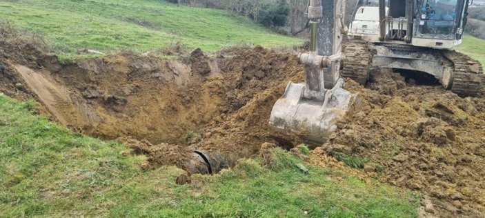 Sinop'ta yaşanan heyelan su borusunu kırdı