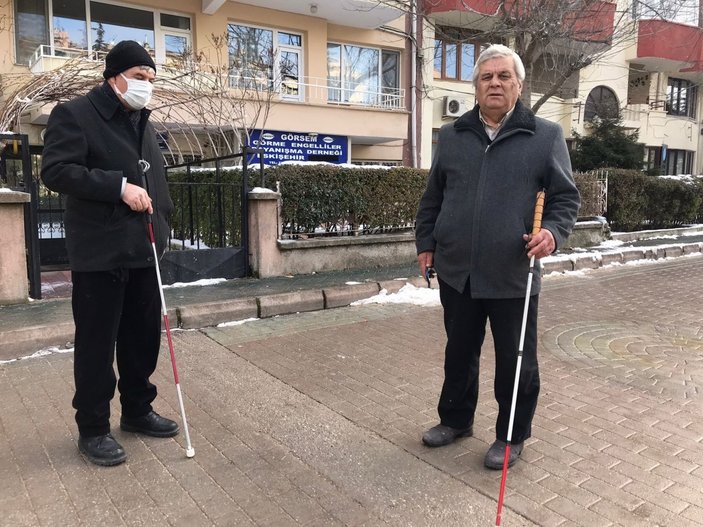 Eskişehir'de görme engelli vatandaşlar, sarı çizgilerden şikayetçi