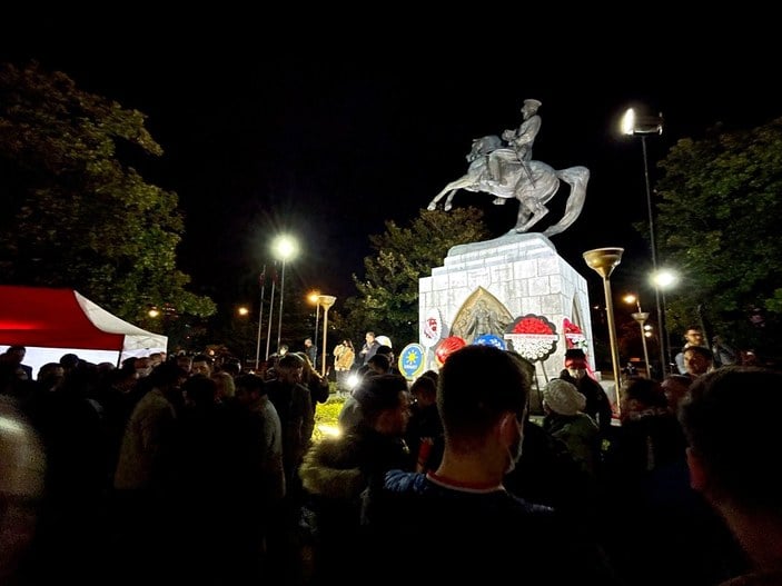 Samsun'da Atatürk heykeline saldırı sonrası nöbet sürüyor