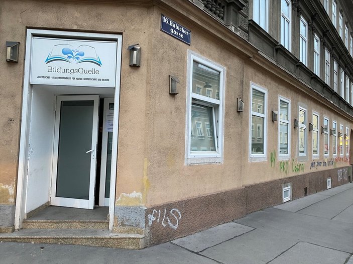 Avusturya'da terör örgütü yandaşları, Türklere ait camiye saldırdı