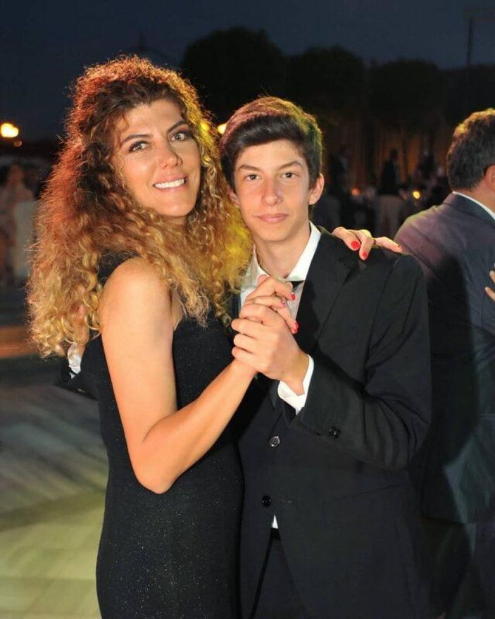 Kırmızı Oda'nın Delikanlı Sadi'si Erkan Petekkaya'nın 19 yıllık eşine bakın! Duru güzelliğiyle büyülüyor