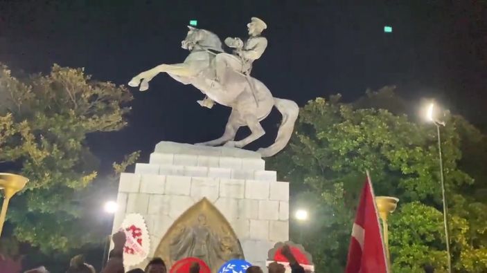Atatürk heykelinin önünde İzmir Marşı söylenerek nöbet tutuldu