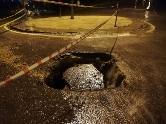 İzmir’i sağanak vurdu: Ev ve iş yerlerini su bastı, yol çöktü