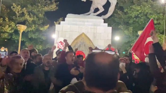 i Atatürk heykelinin önünde İzmir Marşı söylenerek nöbet tutuldu