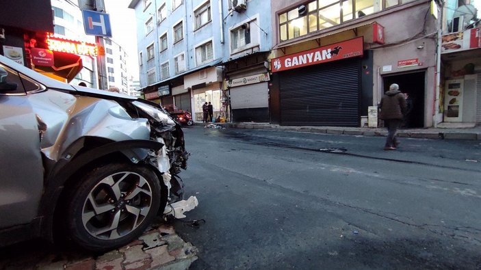 Kağıthane’de otomobil, doğalgaz kutusuna çarptı