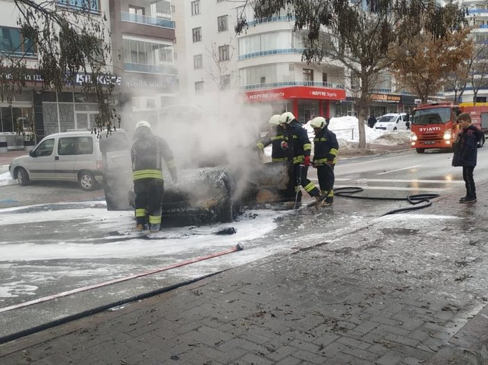 Konya'da boşanma aşamasındaki genç, sinirlenip yol ortasında aracını yaktı