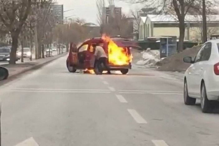 Konya'da boşanma aşamasındaki genç, sinirlenip yol ortasında aracını yaktı