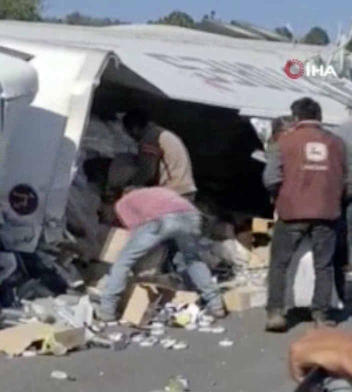 Meksika'da sürücüsünün can çekiştiği tır yağmalandı