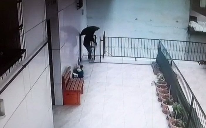 Arnavutköy'de şemsiyeli hırsız, demir kapı çaldı