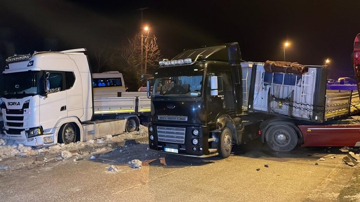 Düzce'de buzlanan yol zincirleme kaza getirdi, 25 araç birbirine girdi