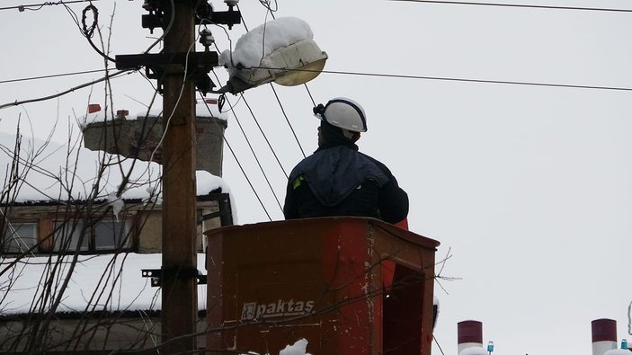 Isparta'da kar nedeniyle yaşanan elektrik krizi çözülüyor