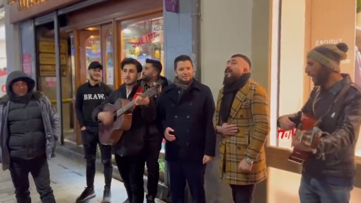 AK Partili vekil, Taksim'de Kürtçe şarkıya eşlik etti