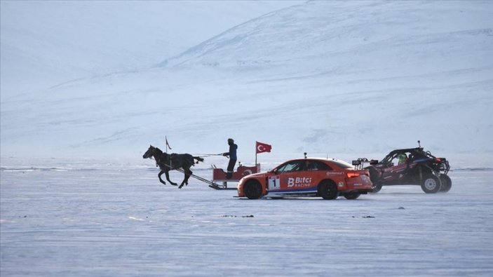 Çıldır Gölü'nde şampiyonluk kazandıran araçlar, atlı kızaklar ile yarıştı