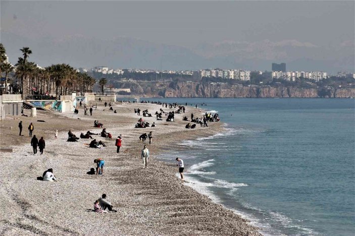 Antalya’da, sıcak havayı fırsat bilip denize girdiler