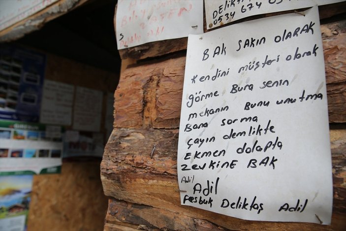Giresun'da 'Kervansaray' dediği kulübesinin kapısını yolcular için 24 saat açık tutuyor
